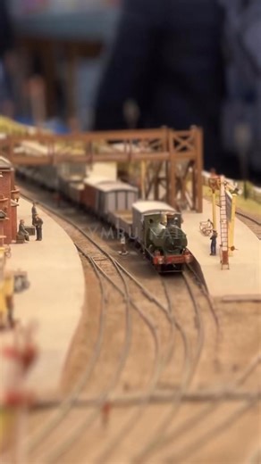 Hope-under-Dinmore is a wonderful 4mm scale, EM gauge layout by the South Hants Model Railway Club, based on a fictitious station at the northern end of the Dinmore tunnel. It is set in the pre-grouping period from 1904 to 1920, a time when the Shrewsbury and Hereford Railway was jointly leased by the London & North Western Railway and the Great Western Railway. The layout beautifully captures this era with a double-track main line and a single track branch. The track itself uses a mixture of C&