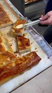 1.1M views · 4.2K reactions | Kürt Böreği, Hamal Böreği, Küt Böreği, Sade Börek, Şekerli Börek…Bunların hepsi söylenir bu börekle ilgili; hatta derler ki mutlaka pudra şekeri ile yenmeli, yumurta ve peynirle olmaz 路‍♂️☺️ İzmir Yenişehir Metropol Unlu Mamuller  reklâm | Celal Arpat | Facebook