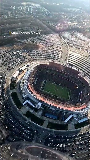 Golden Knights drop in on US Army v Navy clash 🪂