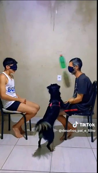 Desafio da Garrafa com Olhos Vendados: Diversão Garantida