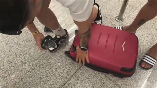 VIDÉO. Il ne voulait pas payer le supplément de 70 euros : un ingénieux passager arrache les roulettes de sa valise avant son vol Ryanair