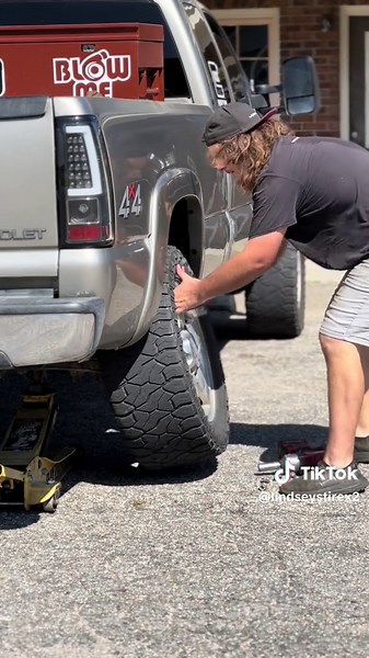 What’s The Best Mud Tires? #lindseystire #trucktok #liftedtrucks #chevy #silverado #2500hd #nitto #mudgrapps #tires #review #squattedtrucks #bluecollar #fyp #viral #trending