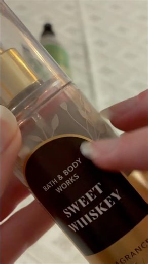 B&BW body mist asmr🤍 #asmr #asmrtriggers #scratchingasmr #tappingasmr #perfume #foryou #relax #fyp