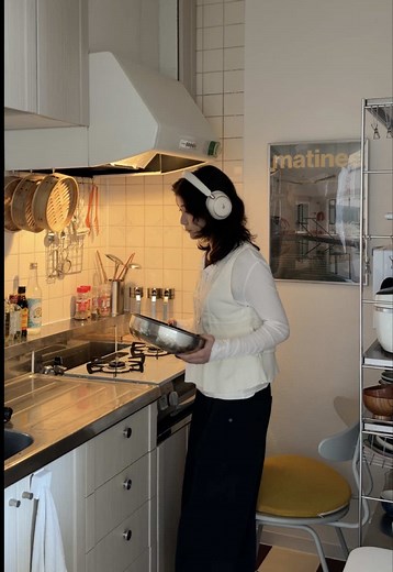 つい集めちゃうオーディオ機器、シチュエーションで使い分けています🎧 今日はこれにしよ〜って決めるのが結構すき 📝 Soundcore Space 2の好きポイント ・ウルトラノイズキャンセリング 3.5 電車や街中の音がかなり軽減されて 移動中でもちゃんと集中できるのが助かります ・柔らかイヤーパッドと軽量設計 家でもカフェでもつけっぱなしで作業できて楽ちん ・充電持ちがいい 最大50時間※再生できるから、外出の日でもバッテリー気にしなくていいのが地味〜〜にストレス減ってよかったです ※ノイズキャンセリングONの場合。再生時間は音量や使用環境によって異なります ・もちろん音もよし LDAC対応でワイヤレスでもハイレゾ再生ができるから好きな曲をちゃんと楽しみたい日にも選びやすい印象です ヘッドホン選びの参考になりますように🌱 提供：アンカー・ジャパン株式会社 #PR #Anker #Soundcore #ヘッドホン #SoundcoreSpace2 ※再生時間は音量や使用環境によって異なります