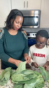 Giving a prepping and cleaning collard greens lesson today to my girl @welcome2mayasworld Below are some tips to make sure your greens are clean before cooking them ⬇️ 1. Smack each leaf to make sure any bugs are knocked off 2. Remove the stems 3. Stack the leaves on top of each other. 4. Roll tightly and cut into ribbons. 5. Soak collards in cold water, kosher salt, and vinegar 6. Wash and rinse them SEVERAL TIMES until the water runs clear. *check to see if they squeak* . . . #collardgreens #f