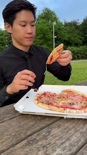 How to Eat Pizza: Hands vs. Knife and Fork | Pizza Eating Tutorial
