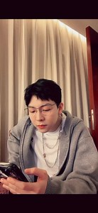 是你让我相信命中注定有温暖的炉火却渴望我能珍藏或者删去是你给我对弈世界的胆量我眼中的星光