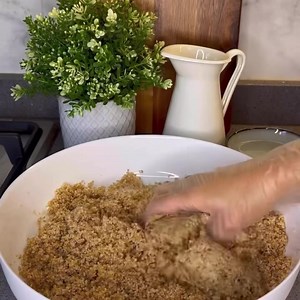 We reveal an incredible way to make kebbe, and there’s no shaping into traditional balls required! Check out this amazing recipe shared by MightyLebanondxb 💫💫 Ingredients .400g beef for kebbe .1.5 cups bulgur wheat .2 cups water to soak bulgur wheat Dakka .1 tbsp, cumin .1 onion .50g beef fat .1 tsp. salt .2 tbsp. bulgur wheat Blend all the ingredients in a good processor. Filling .200g minced beef .1 onion .Salt .Pepper .1/2 tsp. seven spices .1 tbsp. sumac .2 tbsp. pomegranate molasses .2 tb