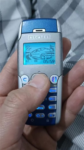Alcatel OT 525: Un pequeño teléfono vintage