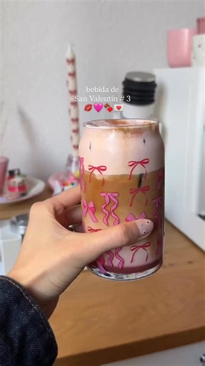 sarih ☕️ on Instagram: "red velvet latte 💋🍫✨ mi favorita de esta mini serie de bebidas de San Valentín 💌 (también se puede hacer caliente) ingredientes: • 2 cdas lechera • 1 cda agua caliente • 1 cdita cocoa en polvo • 1-2 gotitas colorante rojo #redvelvet #cafeencasa #tutorial #sanvalentin #latte"