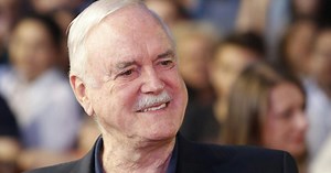 John Cleese donne 5 raisons pour lesquelles Hitler était préférable à Trump