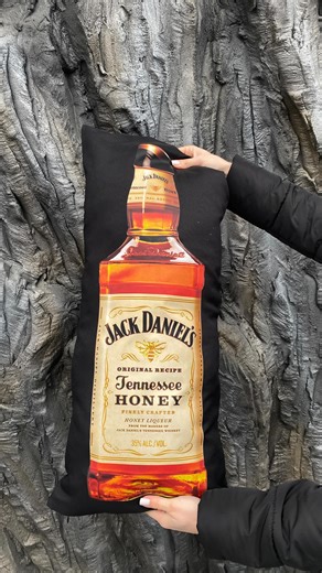 💚 Подушки на подарунок on Instagram: "Габардинова подушка ❤️ Зробимо будь-який принт👌🏻 Розмір 35/75 см Для більш детальної інформації в особисті 💌 #фотонаподушке #подушка #фотонаподушці #купитиподушку #кольороваподушка"