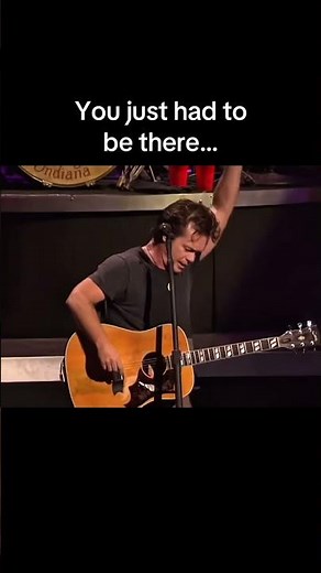 John Mellencamp performing “Pink Houses” 🎸🔥
