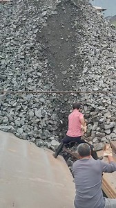 Video of a cargo ship docking at the pier to unload sand and gravel #sand and gravel #self-unloading ship #canal | Unloading Sailors