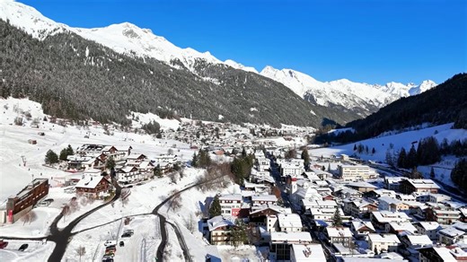 St. Anton, Austria: Un dron recorre la puerta de entrada a la región de esquí de Arlberg