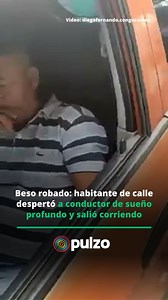 No hay claridad del lugar en el que se presentó la insólita escena, pero lo que sí es cierto es que en redes sociales el video causó un sinfín de reacciones, la mayoría cargadas de humor 😨. Y es que en el video que grabó 📹 un ciudadano se puede ver el momento exacto en el que una mujer, habitante de calle, le dio un beso en la boca a un conductor que dormía dentro de su carro con el vidrio abajo. La grabación detalla que la mujer deja por un momento en el piso los costales que cargaba para ace