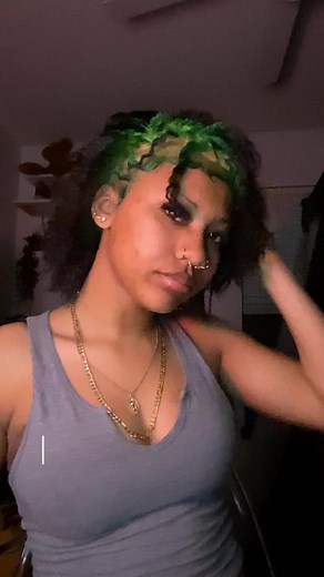 How to Install a 24 Inch Green Wig