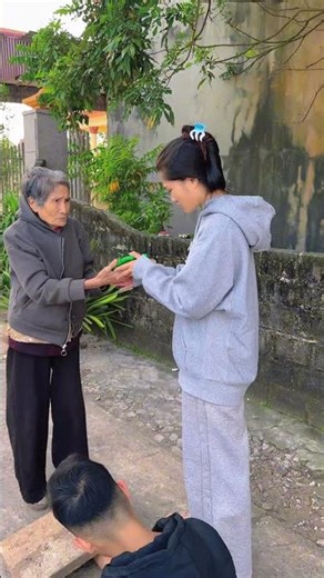 The old woman's plea for help and the girl's reaction.😨😨😨😨😨