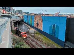 BNSF freight train rolls through downtown Seattle, WA just after coming out of a tunnel (2024-11-24)