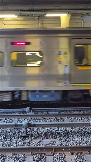 MNRR: 6 car #M7A on the #harlemline arriving @ Fordham #mta #metronorth #youtubeshorts #thebronx