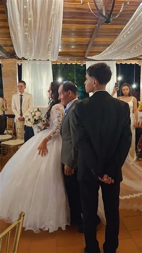 ​El momento más esperado: Yeny hacia el altar al ritmo de "A Thousand Years" en violín. 🎻👰‍♀️✨ ​