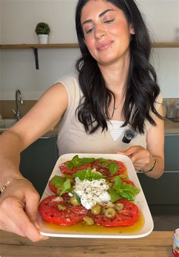 Burrata Tomatenteller Zutaten: * 2–3 Fleischtomaten * 2 Burrata * Olivenöl * Balsamico * 1 Knoblauchzehe * Meersalz * Pfeffer * Grüne Oliven * Frisches Basilikum * Oregano Zubereitung: Olivenöl, Balsamico, Knoblauch, Salz und Pfeffer auf einer Platte vermengen. Tomaten in Scheiben darauf anrichten, Burrata mittig platzieren und mit Oliven, Basilikum sowie Oregano garnieren. Mit etwas Olivenöl verfeinern und kurz ziehen lassen. 🍅🌿