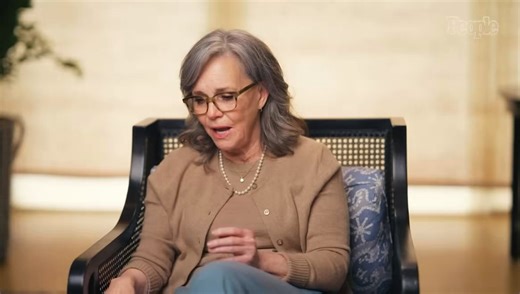 Sally Field tells the story of how Robin Williams supported her and paused filming of Mrs. Doubtfire after learning about the death of her father while they were shooting the movie ❤️🎬😔
