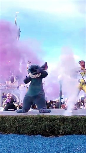Stitch au show stop de A Million Splashes of Colour devant le Château ! 🌈