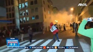 325K views · 1.8K reactions | #Elecciones2021ATV | Simpatizantes de #PedroCastillo se movilizan hasta los exteriores de la ONPE en el Centro de Lima tras los primeros resultados a boca de urna.  Sigue nuestra cobertura EN VIVO ➡ https://bit.ly/2S6v8Dh | ATV Noticias Perú | Facebook