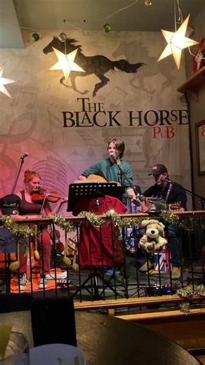 Here’s a little Tony Rice song ‘Freeborn Man’ performed at The Black Horse Pub, Peterborough Ontario📍 Vocals guitar = Luka Hall (me) Fiddle: @Irish Millie Guitar: Murray #bluegrass #freebornman #tonyrice #bar #concerts #fiddle #guitar #bluegrassmusic #ontario #tour #zachtop #billystrings