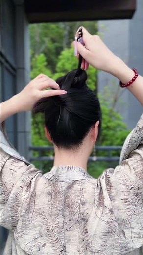 The high bun hairstyle is so elegant and versatile! #HairpinUpHairstyle #Hairpin