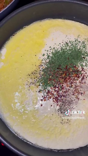 The million dollar spaghetti✨ MUST TRY! recipe down below👇🏽 * The red sauce I started by browning the meat added chopped onion, chopped green pepper and 1 tsp minced garlic, sautéed for few minutes than added 1 tsp dried parsley, 1 tsp smoked paprika, 1 tsp black pepper, 1 tsp chilli flakes and 2 tsp all purpose seasoning OR salt than sautéed for 1-2 mins. Added the 1 jar pasta sauce, 1 tsp sugar and 1/2 cup of water then let it simmer till sauce thickens. * The pasta I cooked 400g spaghetti t