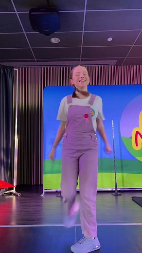 Quick costume change, performance ready 😁💜 #mikmaks #livekidsshows #kidsentertainment #tiktokkids #foryoupage #showready #fyp #foryou #xyzbca #transition #viral