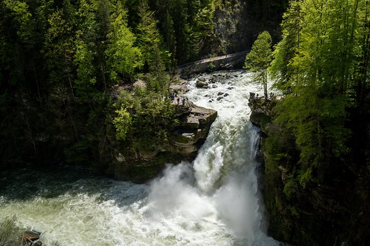 À voir en octobre : une cascade de 27 m de haut, frontière spectaculaire entre la France et la Suisse - Mon séjour en montagne