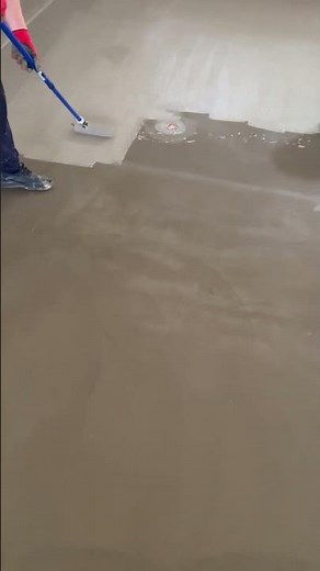 Pool bottom waterproofing with a roller. Applying Sopro DSF-423 over the entire pool shell