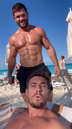 Yeti on Instagram: "😎💪🏻 #gym #gymmotivation #aesthetic #goals #bodybuilding #aeathetics #posing #biceps #muscle #fitnessmotivation #motivation #musclegod #transformation #glowup #humor #glutes #flex #flexing #hunk #handsome #GayFitness #FitGay #GayWorkout #GayMuscles #GymBoys #GayBeast #Lgb"