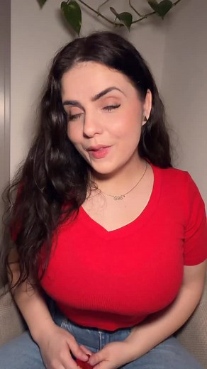 Pojďme si to ujasnit: Slovo “CHERRY 🍒” se v angličtině nečte s “š”, ale vyslovujeme tam “č”. No a jak se vlastně liší 🇨🇿 české Č a 🇬🇧 anglické “Č”? 1️⃣ Česká hláska „č“ - Vyslovuje se tvrději a kratší dobu. - Jazyk se dotýká horních dásní, stejně jako při „t“ a „š“. - Má ostřejší a sušší výdech (bez silného přídechu). 2️⃣ Anglické „č“ – /tʃ/ - Bývá měkčí a delší. - Často má výrazný přídech – slyšíšme takové lehké “tš” místo českého „č“. - Jazyk bývá malilinko víc vzadu než v češtině. #angli