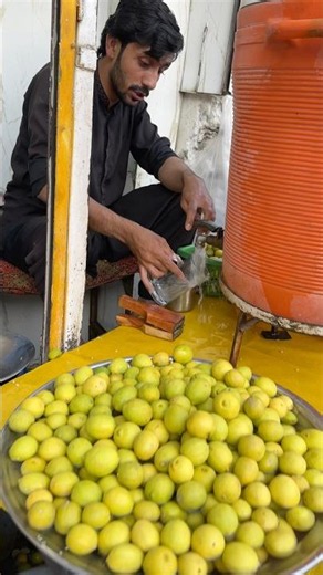 Hand-machine freshly squeezed lemons create the sweetest lemonade ever #lime #lemon #drinks #fyp