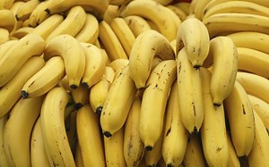 Oito benefícios da banana: fruta ajuda a dormir melhor e é boa para a pele