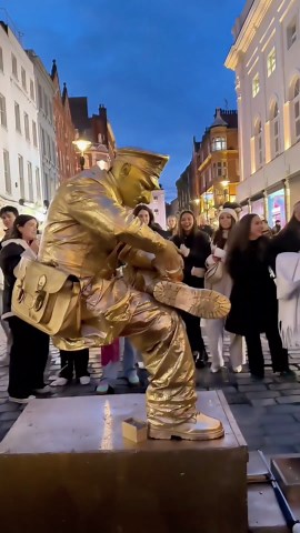 Ensuring the Spanish tourists had great time in London.#livingstatue #invisibleseat #goldmanstatue