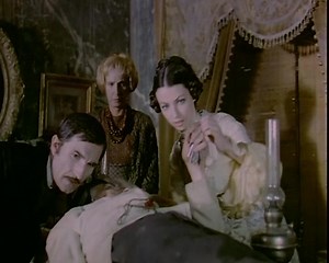 În acaestă seară la Cinemaraton TV ora 20.00 - FELIX ȘI OTILIA (1971, Drama) Ecranizare după romanul „Enigma Otiliei” de George Călinescu O drama de familie, cu multe personaje si care s-ar fi putut spune intr-un serial intreg, este comprimata in doar 146 de minute de film. Tanarul Felix Sima vine la Bucuresti pentru a studia la Facultatea de Medicina si se indragosteste de Otilia Mateescu, fata vitrega a gazdei sale, care ii este si unchi – Costache Giurgiuveanu. Aceasta insa cocheteaza cu un m