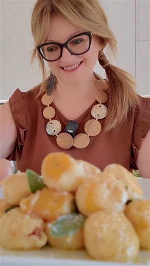 GNOCCHI di PATATE RIPIENI morbidi e delicati SENZA UOVA vi svelo TUTTI I TRUCCHI! Video appena pubblicato qui 👇🏻 https://youtu.be/7Ij-LAJh7Ws?si=b85jfp4KNZ29DchE Ieri per il pranzo della domenica ho preparato gli GNOCCHI di Patate RIPIENI, una golosità nella golosità! Nel video vi svelo tutti i trucchi e vi do CONSIGLI sulla buona riuscita degli gnocchi e come farli SENZA UOVA! Guarda anche queste versione di GNOCCHI 👇🏻👇🏻👇🏻 Playlist GNOCCHI 👉🏻 https://youtube.com/playlist?list=PLqTfQIQ