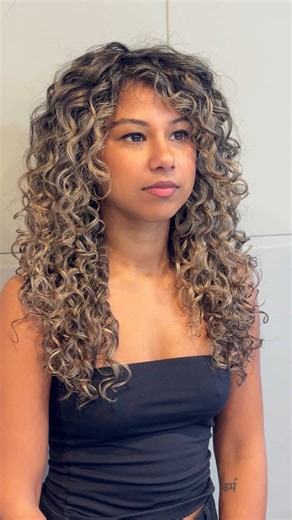 Hannah Marcia Hair on Instagram: "Balance in every strand⚖️ This look explores the relationship between light and dark, showing how depth and shadow are essential to elevate brightness, mirroring the natural contrast found in Dubai’s soft, sandy golden hour🌅 Full colour correction using @davinespro Formula Progress lightener Low light and root shadow 6,18 + 8,18 view Gloss 1 8,27 6,27 8,1 view Gloss 2 10,21 10,27 8,1 view Styled curl building serum Curl moisturising mouse 💚 #blonde #balayage #