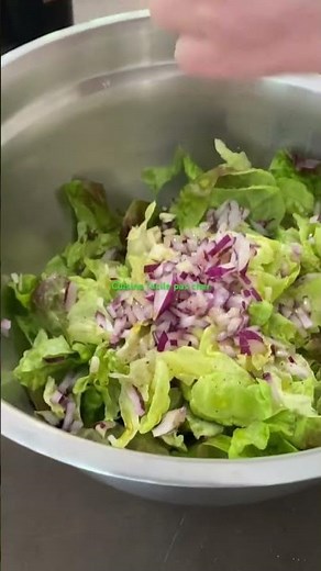Salade verte et sa vinaigrette aux oignons rouges #cuisinefacilepascher #food #cuisine