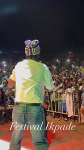 Manzor brille aux côtés de son griot, dont le drum sublime chaque instant de la prestation. Leur harmonie naturelle, entre voix, rythme et tradition, crée une performance forte et captivante. Ce duo incarne l’authenticité et le talent qui font la richesse de la scène béninoise, et prouve sans aucun doute que le showbiz du Bénin est sur la bonne voie et promet d’aller très loin. Ikpade Festival manzormob #chocomanadja | Choco Manadja