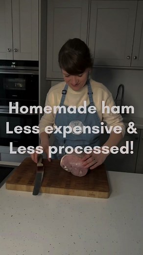 RECIPE⬇️: Homemade Ham - Boil, portion and freeze- follow @littleloucooks for more easy recipes and ideas. 🏪Shop bought sliced ham is expensive and can be highly processed too! Try cooking your own ham at home, cool it, then slice and freeze. 💰It’s much better VALUE (this 2kg fillet cost approx €10) and less PROCESSED than shop bought sliced ham. 🥪Defrost as needed and use for school lunches in sandwiches, serve with salads or heat through and have a traditional Irish dinner of bacon (ham), c