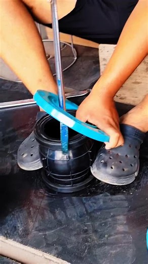 Carl on Instagram: "Small size does not mean simple manufacturing. Rubber compounds are precisely formulated and mixed to ensure stable elasticity and long-term durability Fabric and steel reinforcements are carefully layered for pressure and movement control Dedicated molds form the joint with strict control of wave height and wall thickness 🔥 High-temperature vulcanization fully bonds rubber and reinforcement locking in strength and stability Flange forming and assembly follow with pressure a