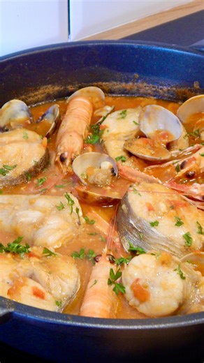 Recetas fáciles by Marcos Serén on Instagram: "ZARZUELA DE PESCADOS Y MARISCOS —> receta tradicional marinera, paso a paso. Una cazuela llena de sabor, con producto fresco y el toque de siempre. Ideal para celebraciones, comidas familiares o como plato especial cualquier día. ♥️💾 GUARDA esta receta y SÍGUEME . 👇🏻👇🏻👇🏻👇🏻 @chefmspin.recetas ✅ ➖ZARZUELA DE PESCADO Y MARISCO➖ 📝INGREDIENTES: 🔸 Cebolla 80 gr 🔸 Pimiento rojo 100 gr 🔸 Tomate 100 gr 🔸 Ajo 30 gr 🔸 Pescados blancos 1 kg 🔸 Ci