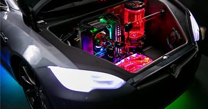 世界初？ 運転できるカスタムPCはテスラの｢モデルS｣