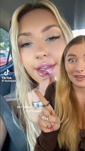 Paula tries the most viral lipstick ever 😳💄 What do you think of it??